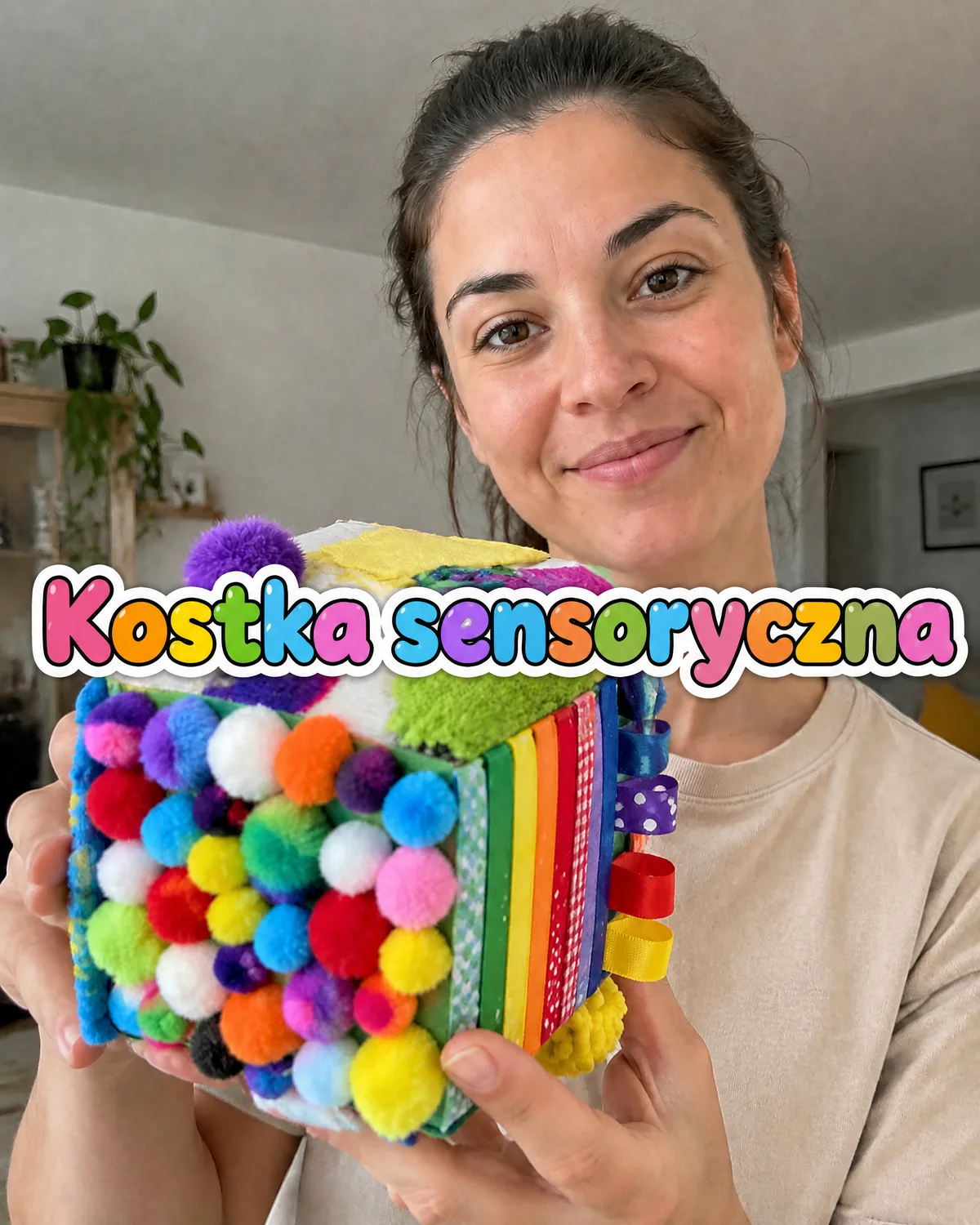 Anna Kowalczyk z domową kostką sensoryczną
